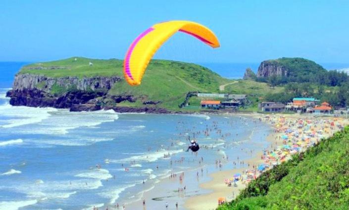 CASA completa em TORRES-RS - O MELHOR CUSTO BENEFICIO na mais bela praia Gaúcha - Cozinha - Banheiro - Ar condicionado - Smart TV 32 Android Apps Youtube - Netflix - Prime Vídeo e Wi-Fi - Estacionamento - Acomoda até 10 pessoas - Anfitriã Superhost n Torres Exterior foto