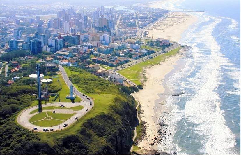 CASA completa em TORRES-RS - O MELHOR CUSTO BENEFICIO na mais bela praia Gaúcha - Cozinha - Banheiro - Ar condicionado - Smart TV 32 Android Apps Youtube - Netflix - Prime Vídeo e Wi-Fi - Estacionamento - Acomoda até 10 pessoas - Anfitriã Superhost n Torres Exterior foto