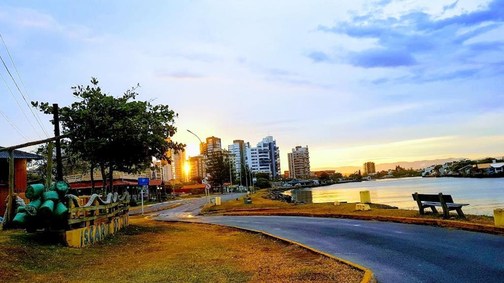 CASA completa em TORRES-RS - O MELHOR CUSTO BENEFICIO na mais bela praia Gaúcha - Cozinha - Banheiro - Ar condicionado - Smart TV 32 Android Apps Youtube - Netflix - Prime Vídeo e Wi-Fi - Estacionamento - Acomoda até 10 pessoas - Anfitriã Superhost n Torres Exterior foto