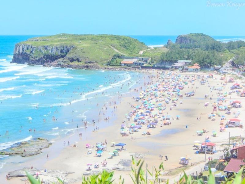 CASA completa em TORRES-RS - O MELHOR CUSTO BENEFICIO na mais bela praia Gaúcha - Cozinha - Banheiro - Ar condicionado - Smart TV 32 Android Apps Youtube - Netflix - Prime Vídeo e Wi-Fi - Estacionamento - Acomoda até 10 pessoas - Anfitriã Superhost n Torres Exterior foto