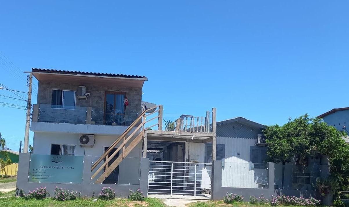 CASA completa em TORRES-RS - O MELHOR CUSTO BENEFICIO na mais bela praia Gaúcha - Cozinha - Banheiro - Ar condicionado - Smart TV 32 Android Apps Youtube - Netflix - Prime Vídeo e Wi-Fi - Estacionamento - Acomoda até 10 pessoas - Anfitriã Superhost n Torres Exterior foto